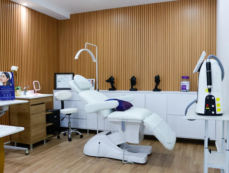 Consultorio de medicina estética con muro de listones de madera y sillón reclinable