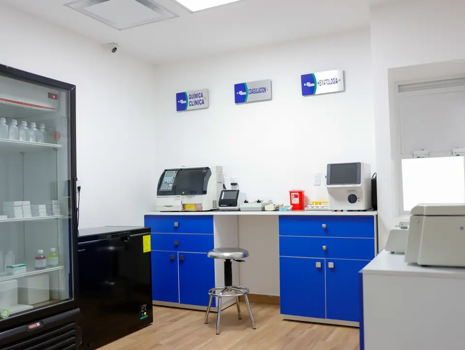 Laboratorio con equipos de química clínica, coagulación y hematología